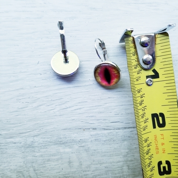 "BUNDLES ONLY" NWOT Crocodile/Cats Eye Earrings - Picture 7 of 7